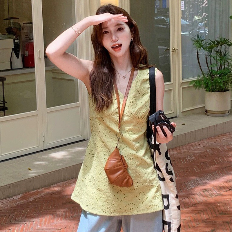 2025 New Summer Casual Yellow V Neck Cut Out Embroidered Sleeveless Top Mid-Length Waisted Design Shirt