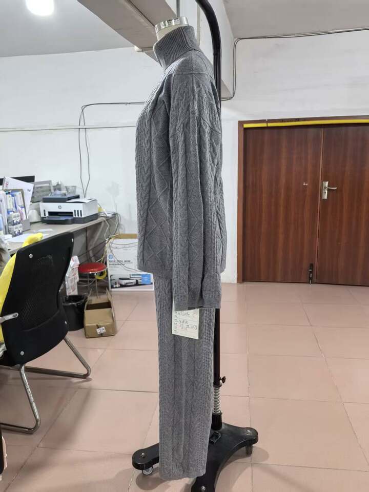 Bộ đôi dệt kim nữ gồm áo len cổ lọ họa tiết vặn thừng và quần ống rộng cạp cao, tay dài — Màu cà phê, Màu trắng, màu xám, màu đỏ chi tiết 4