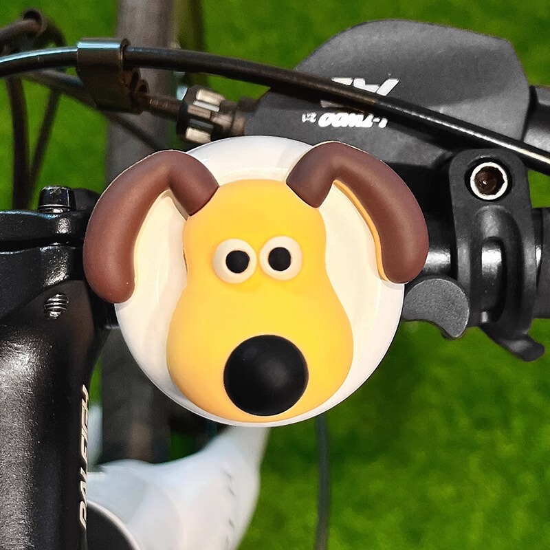 子供の自転車のスピーカーの鈴が鳴っています。|undefined
