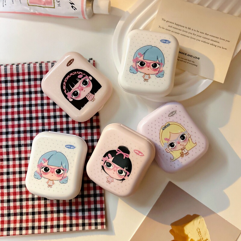 Cute little girl with a fish-shaped mirror, simple contact lens case, companion care box as393