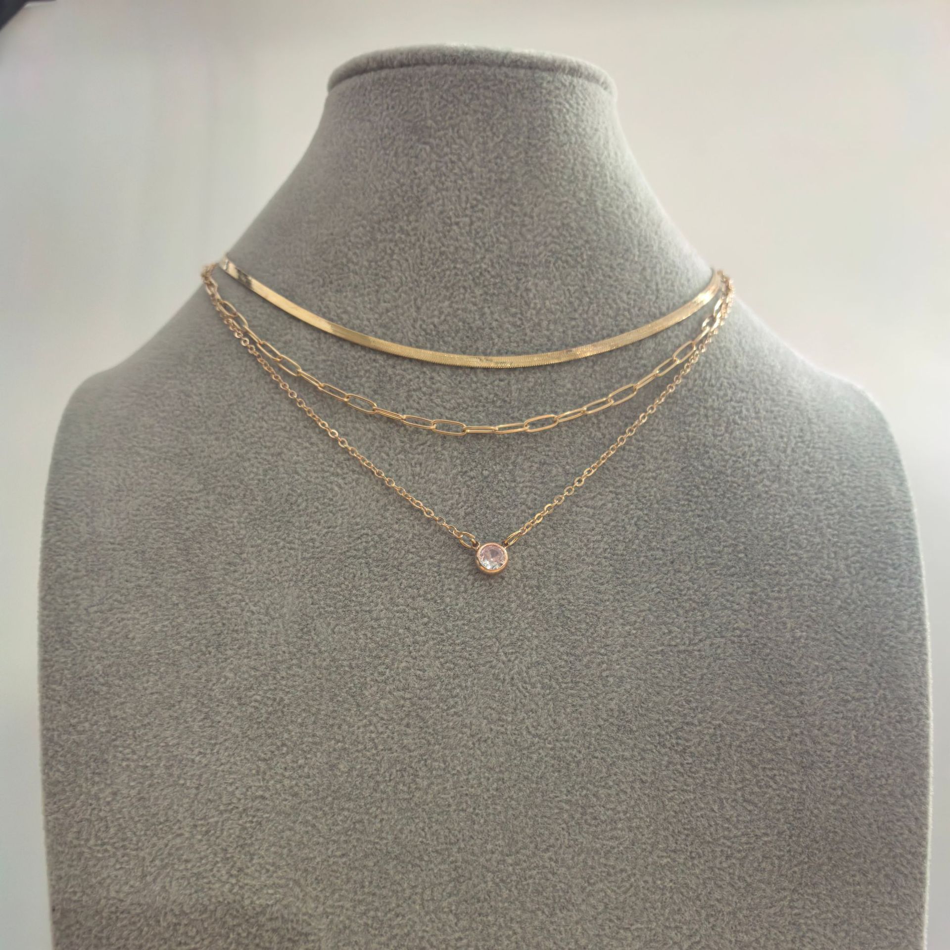 Collier à plusieurs rangs superposés, style européen et américain moderne et épuré, orné de strass._voghion.com