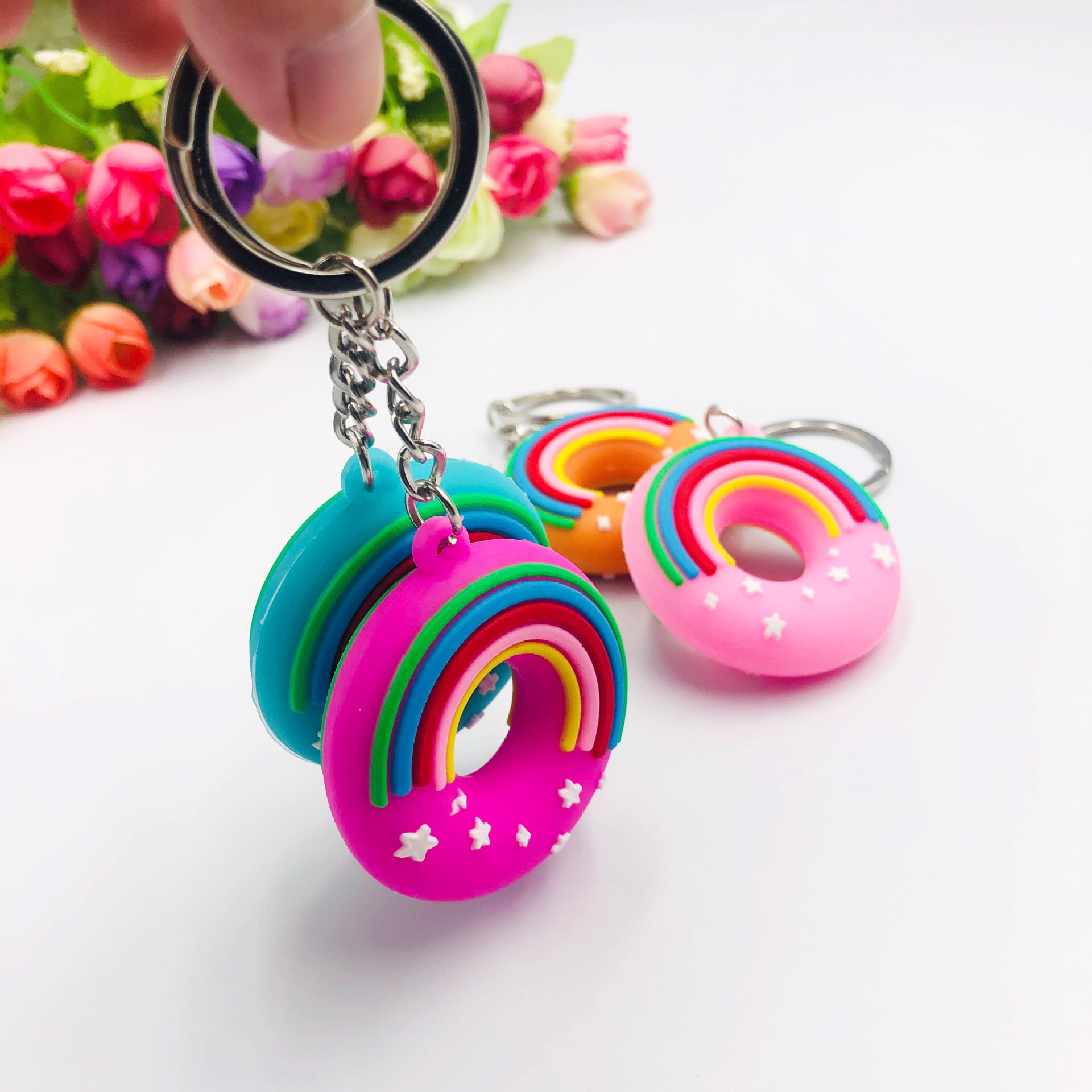 Nueva historieta del PVC pegamento suave Arco Iris donut llavero colgante bolsa de accesorios creativo tienda alimentos pequeño regalo