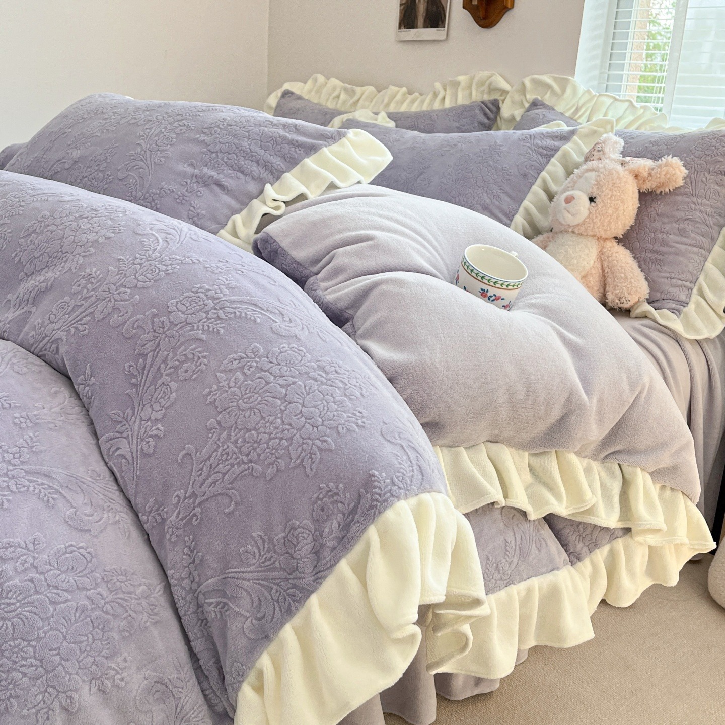 秋冬のお姫様風彫刻ミルクのベッドの上の4点セットのサンゴのベルベットのベッドの両面のベルベットの布団カバーとベルベットのシーツ