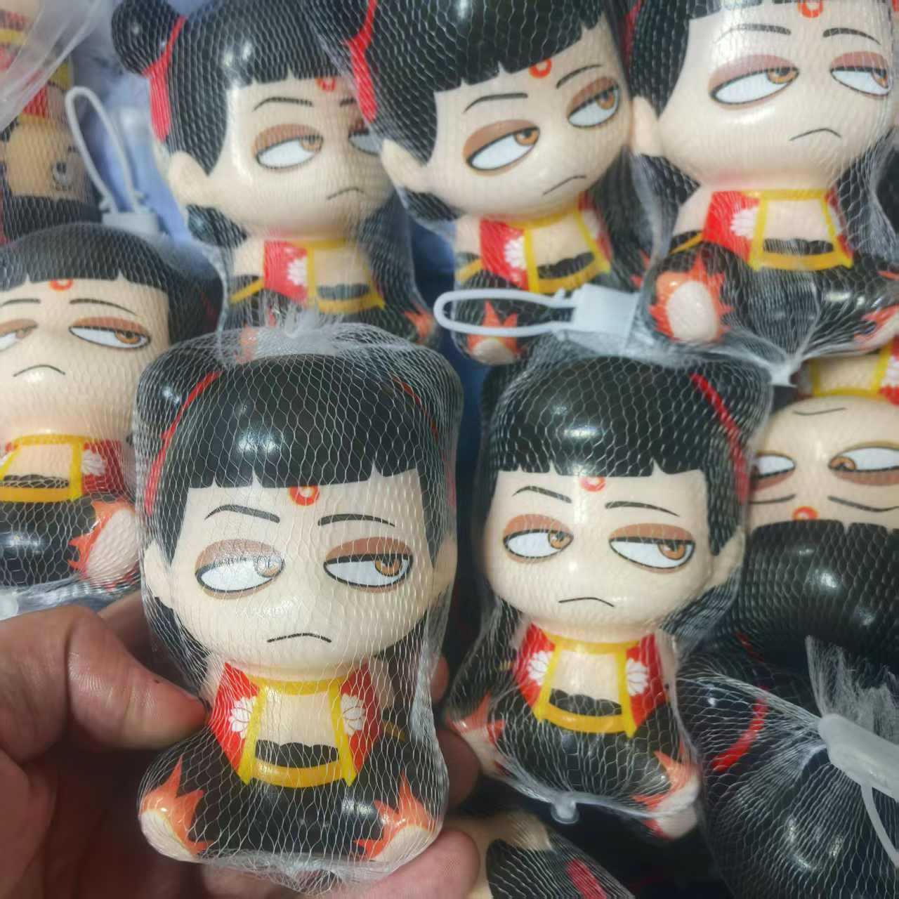 앉아있는 작은 네자