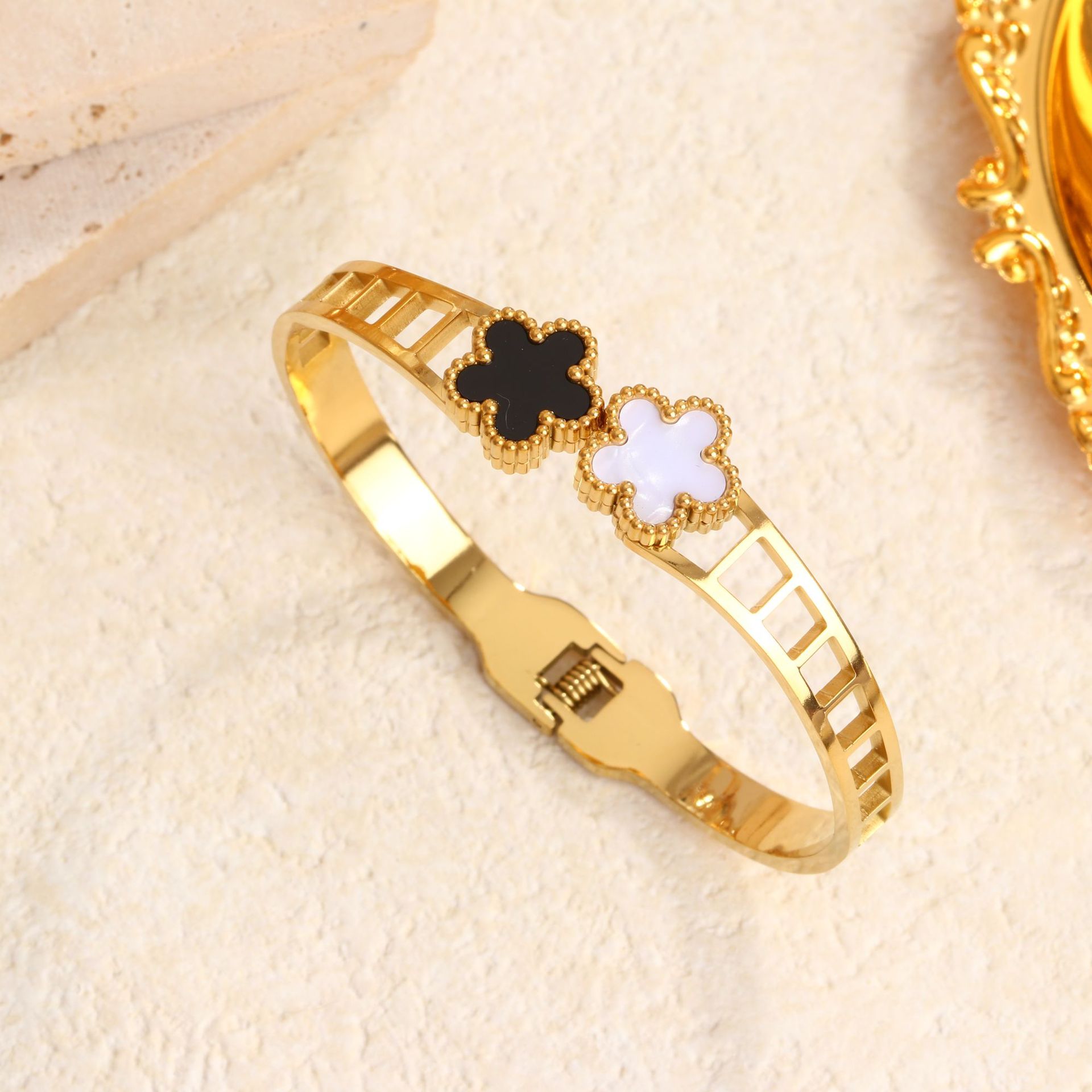 89 다섯잎꽃껍질팔찌 골드