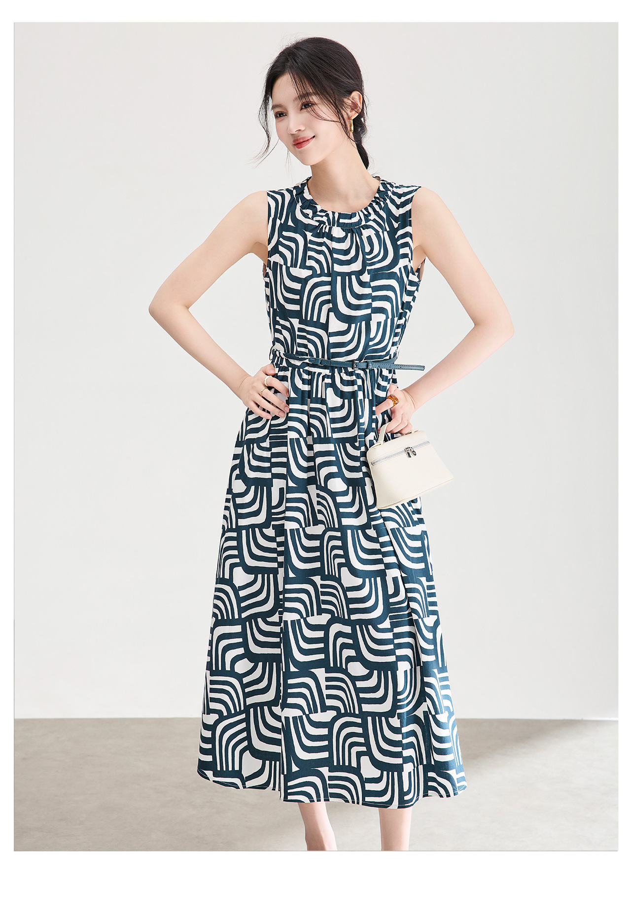 Đầm cotton in họa tiết hình học kẻ ô thắt eo không tay — In hình học chi tiết 11