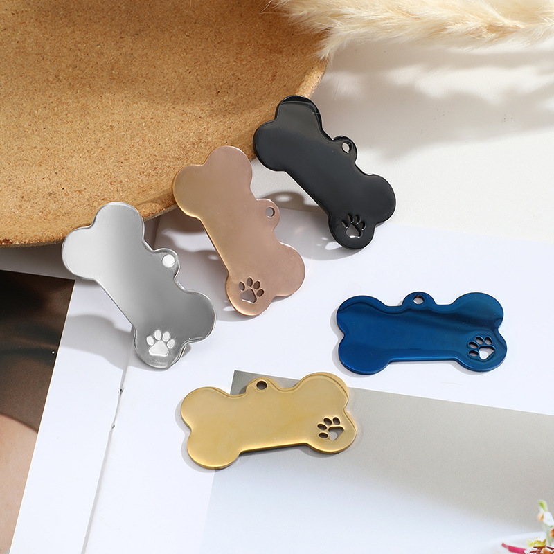 Venta caliente transfronteriza al por mayor letras láser personalidad accesorios para mascotas anti-pérdida acero inoxidable hueco hueso colgante perro