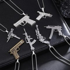 欧米のダイヤモンドのピストルのペンダントの個性の覇気の創意の突撃の銃のネックレスのステンレスの復古のピストルは潮男を飾ります。
