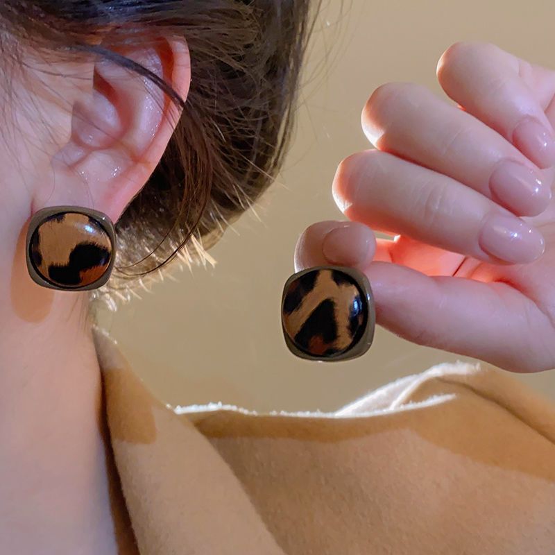 Pendientes de círculo geométrico con estampado de leopardo con aguja de plata Pendientes de personalidad de moda de todo fósforo retro europeo y americano Pendientes de todo fósforo de nicho al por mayor