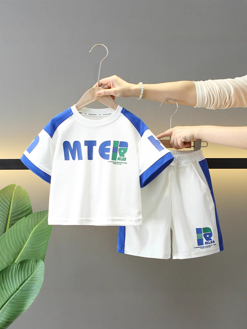 8080 Traje de manga corta de verano para niños 2025 nueva ropa deportiva para niños guapos ropa de moda de verano para niños pequeños