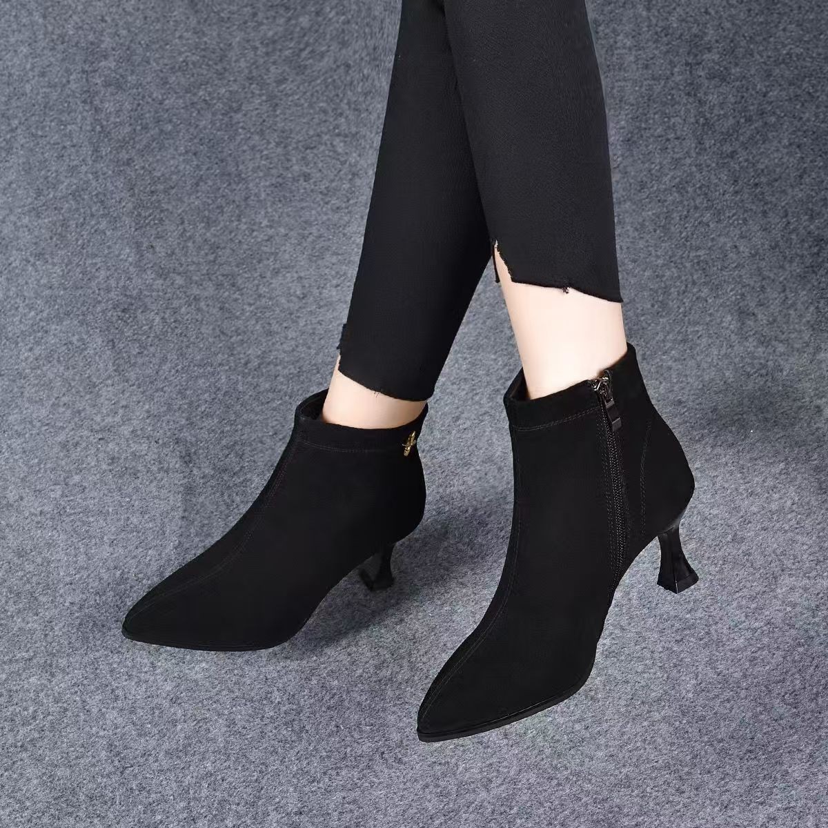 2025新款小跟高跟鞋春秋冬季羊绒尖头裸靴女单靴欧美金属扣