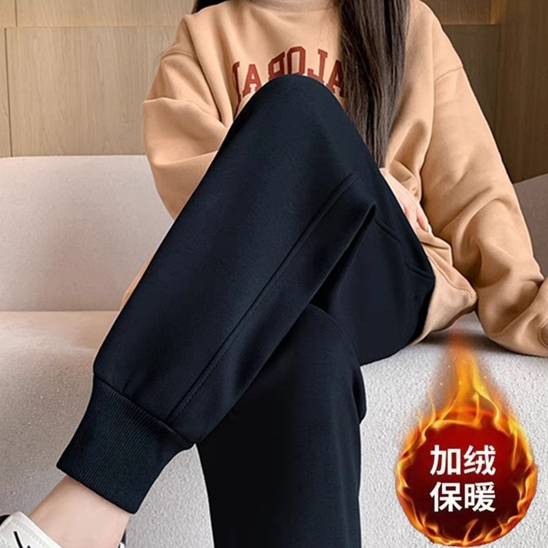 솔리드 컬러 스크류 블랙 팬츠와 벨벳