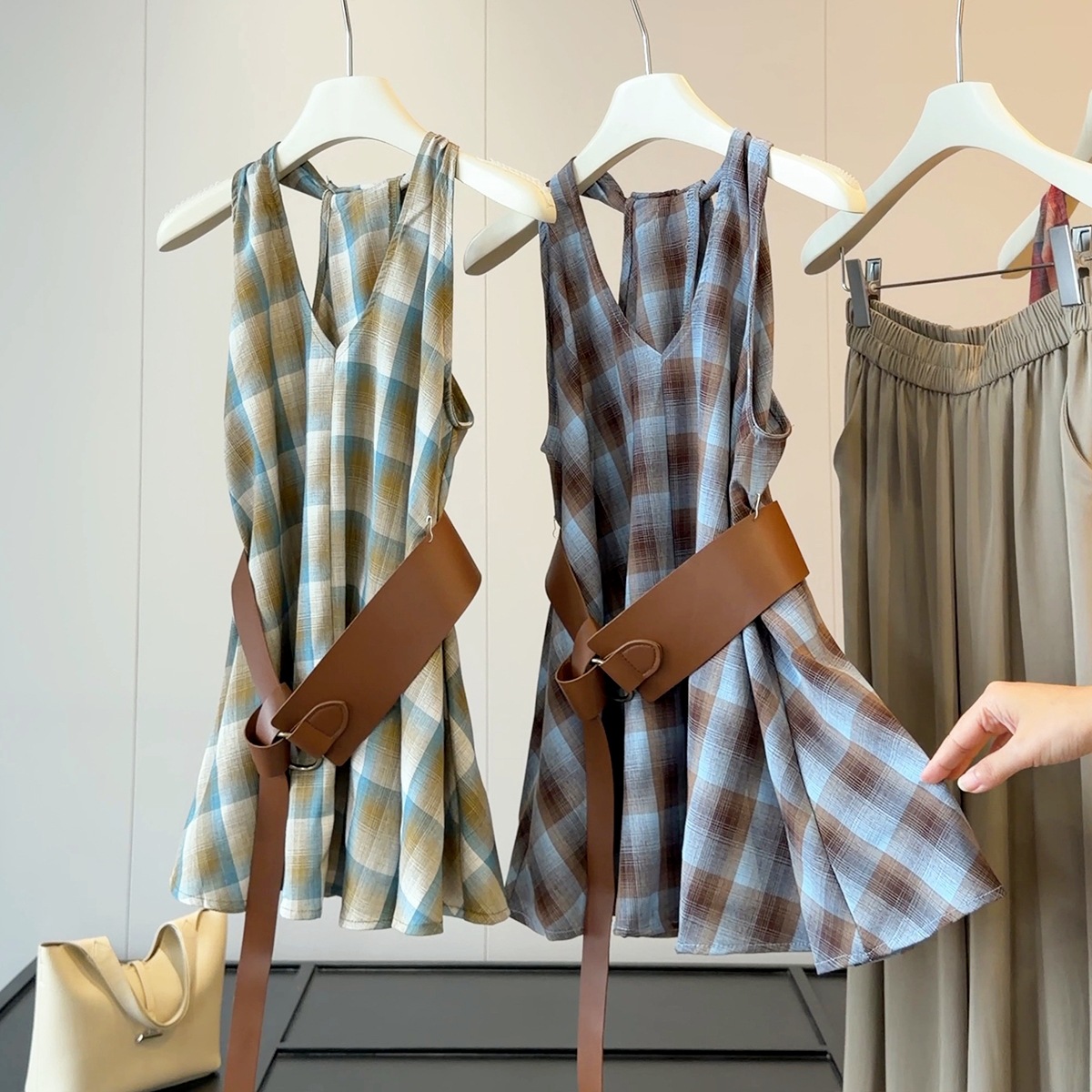 체크 V넥 오프숄더 민소매 탑 여성 여름 신상 디자인 감각 컬러 블록 슬림 힙합 탑 벨트 포함