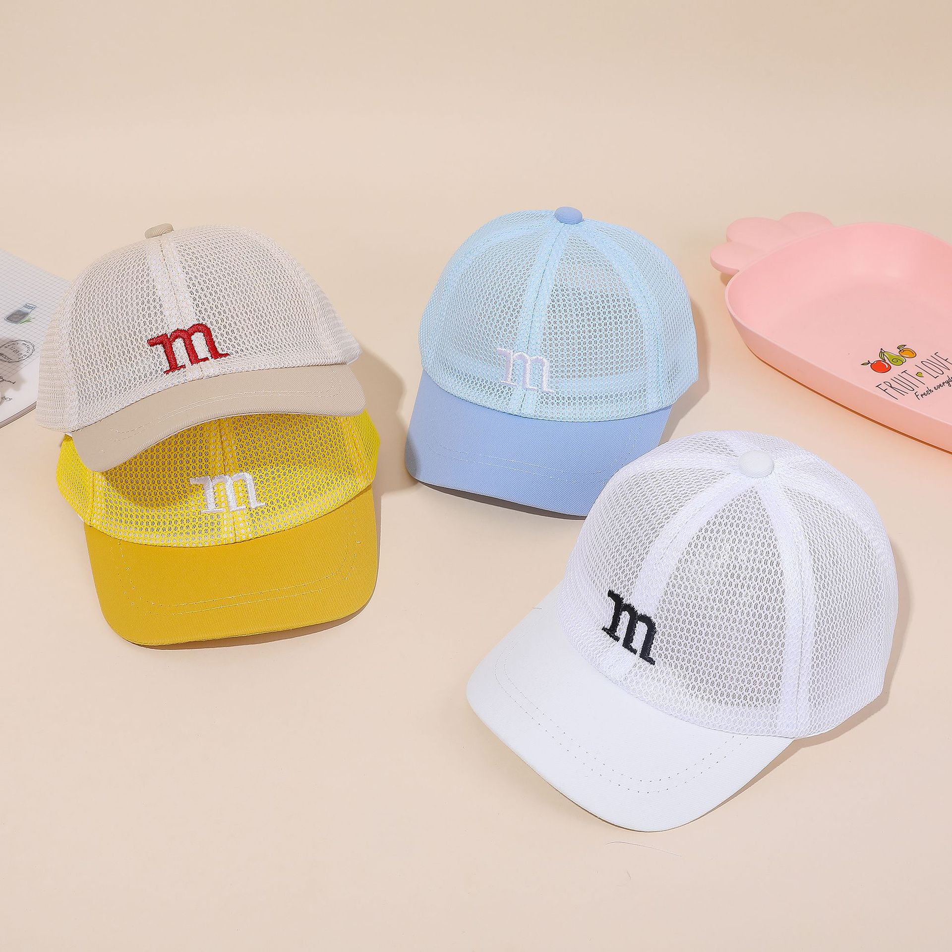 Sombrero estilo coreano de moda de los niños de ala corta gorra de béisbol deportes al aire libre de las niñas bordado M casquillo visera sombrero para el sol