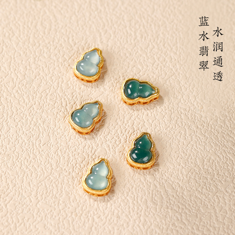 天然の翡翠の青い水のヒョウタンは穴のdiyの部品のブレスレットのネックレスのペンダントのアクセサリーを通します。|undefined