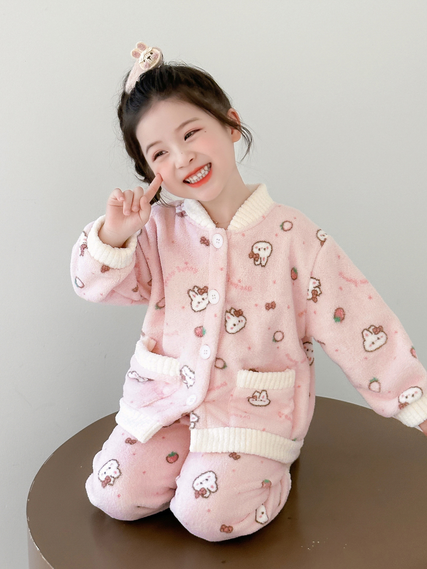 Niña pijama conjunto 2025 nuevo otoño y invierno niños franela calentamiento ropa de hogar de terciopelo de coral bebé dos piezas conjunto