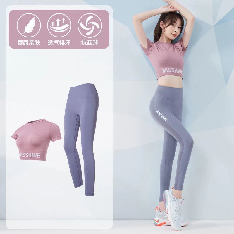 퍼플 핑크 탑 + 그레이 블루 크롭 팬츠