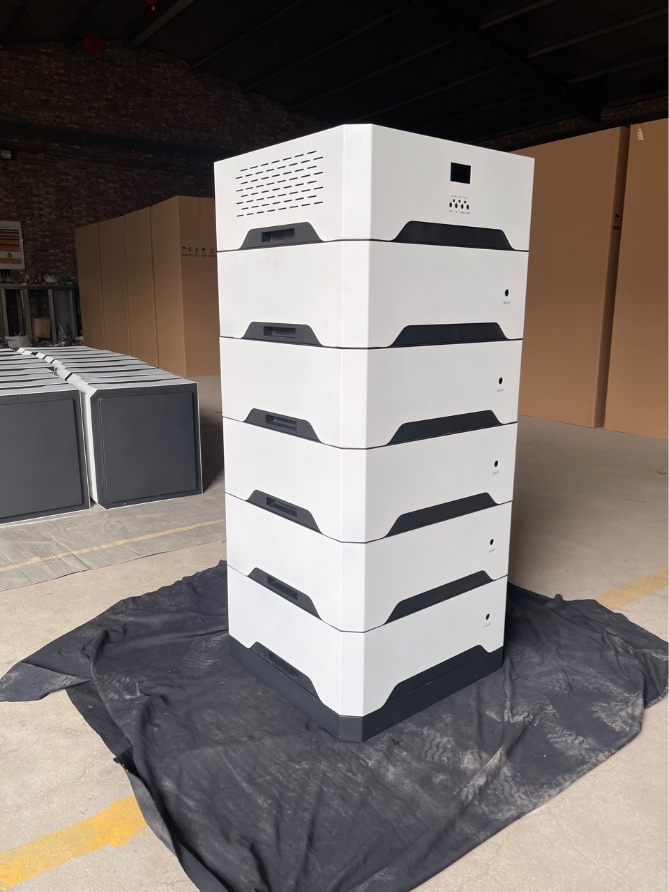 全新储能机箱，白色黑色搭配，5层堆叠设计，采用行业优质板材