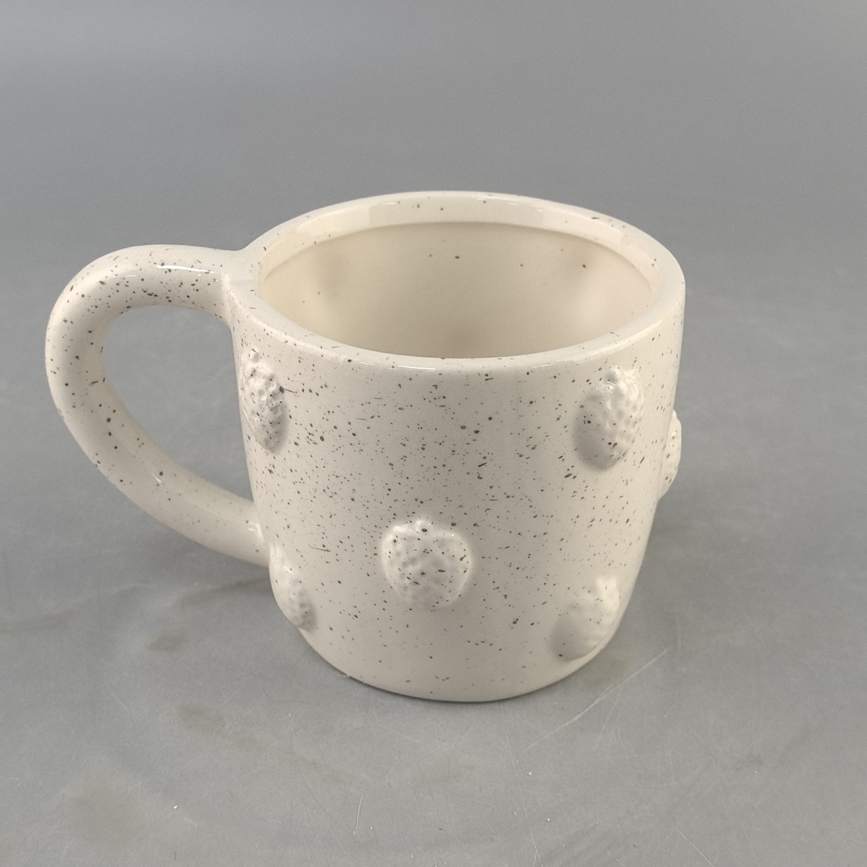 Cerámica creativa en relieve fresas puntos de pulverización tazas de alto valor facial inswind cerámica tazas hechas a mano artesanías de cerámica
