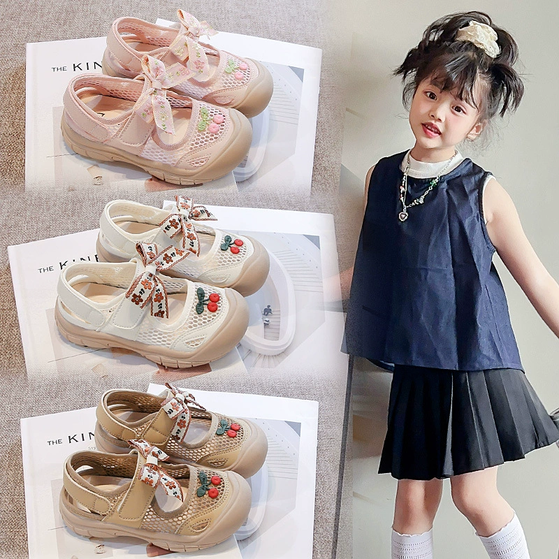 Симпатичные маленькие вишневые сандалии для девочек летом 2025 года