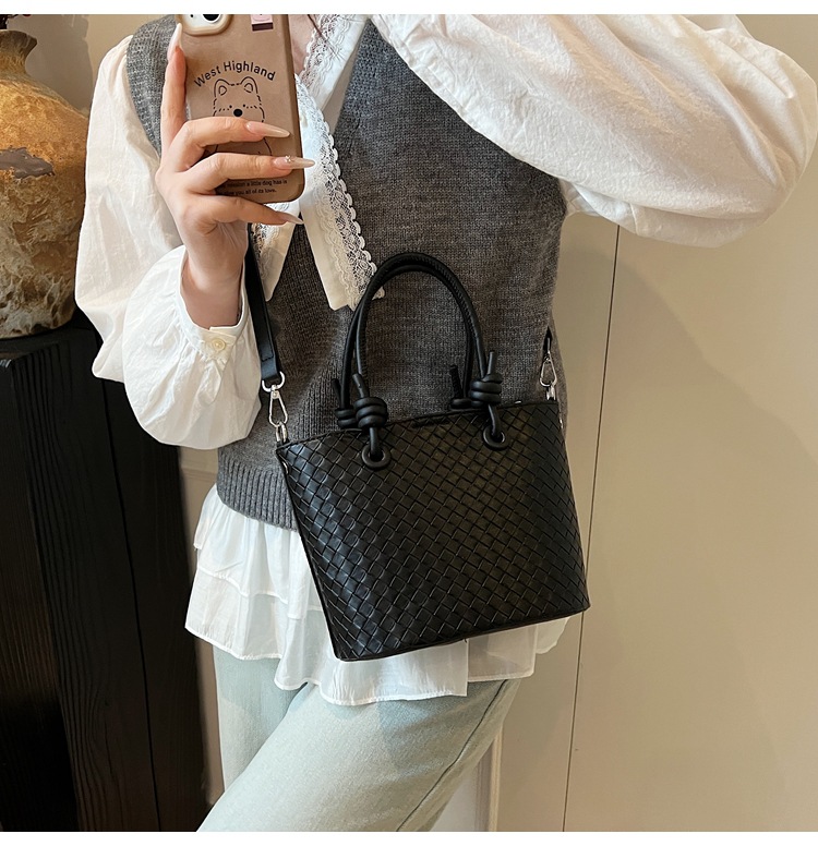 A simple and elegant bucket bag for women, a Korean-style single-shoulder bag for commuting to work in 2025, a new trendy and fashionable crossbody bag undefined