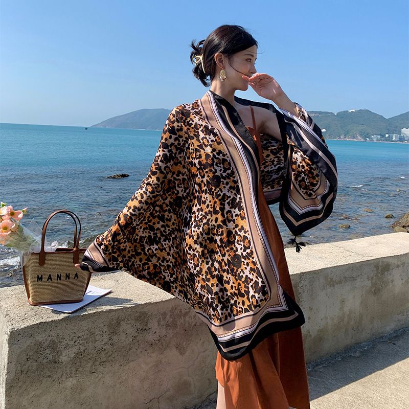 Lujo ligero estilo europeo y americano estampado de leopardo playa viajes Toalla de playa protección solar chal algodón y lino de las mujeres sienten bufanda de seda