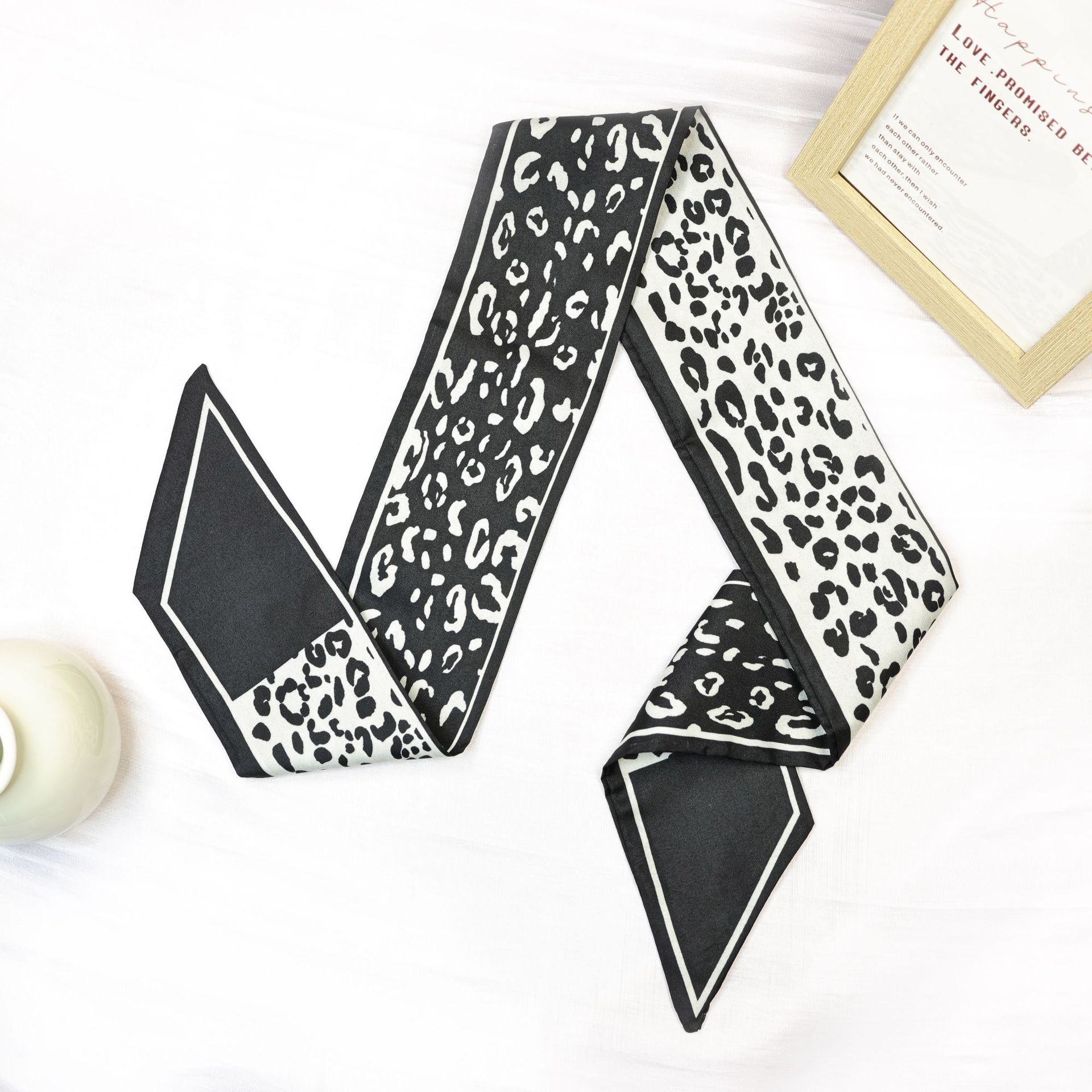 Черно-белый леопардовый принт около 7*88см.