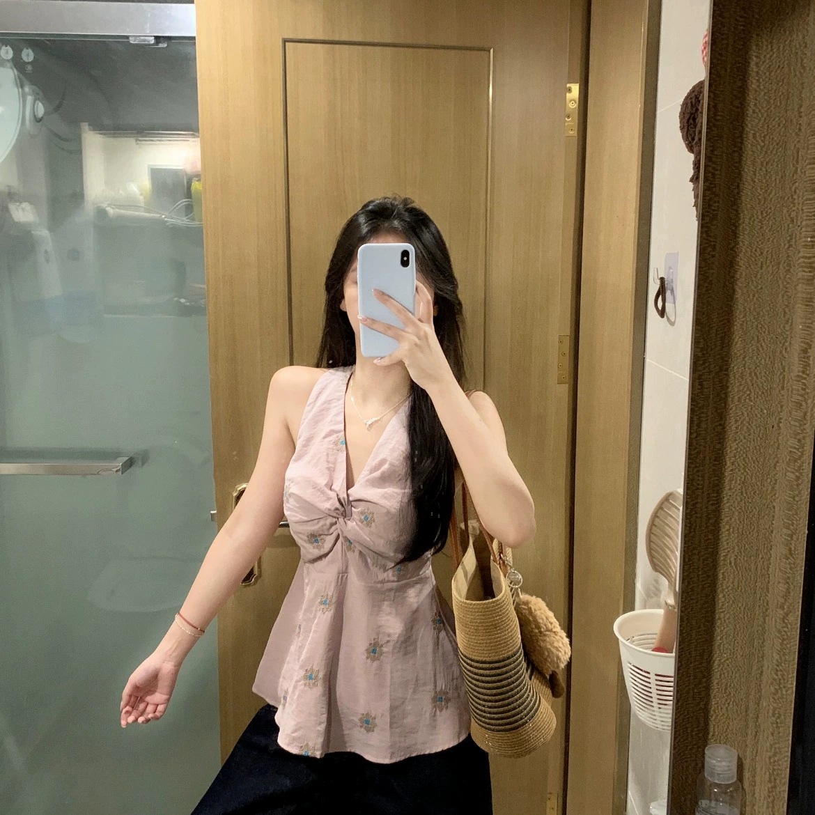 허리 슬리밍 브이넥 트위스트 자수 홀터넥 캐미솔 2025 여름 신작 디자인 민소매 탑
