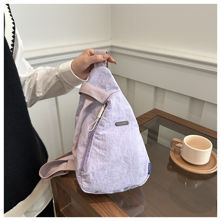 The new large-capacity, fashionable and versatile Korean casual chest bag for autumn and winter, as well as the simple travel canvas bag, are selling well among women undefined