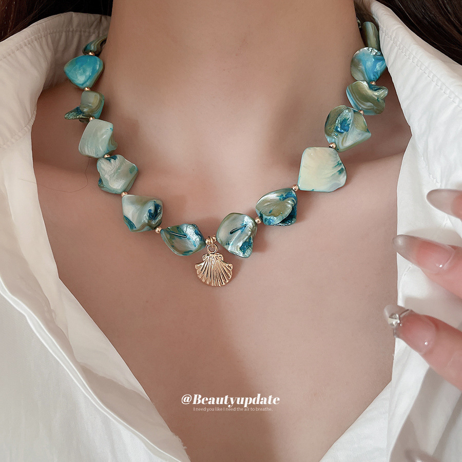 Collar de perlas de concha natural irregular, cadena de clavícula de viento de vacaciones junto al mar, collar de temperamento bohemio de alta calidad