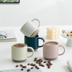 創意的なモランディ色の粗い陶カプチーノ濃縮コーヒーカップの斑点のつや消しの陶磁器の小さいコップのレストランのカレー店
