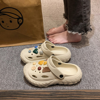 Мультяшные нескользящие летние тапочки в стиле Crocs на платформе, пляжные мюли, популярно в интернете, подходят для носки на улице, мягкая подошва, закрытый носок