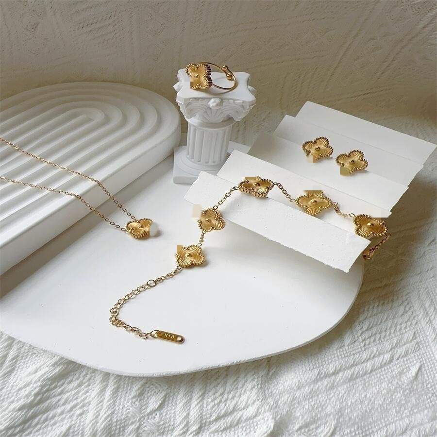 Estilo caliente Este trébol de cuatro hojas 13MM Pulsera de cinco flores 18K Pulsera de trébol de cuatro hojas Collar Pendientes Juego de anillo sin decoloración