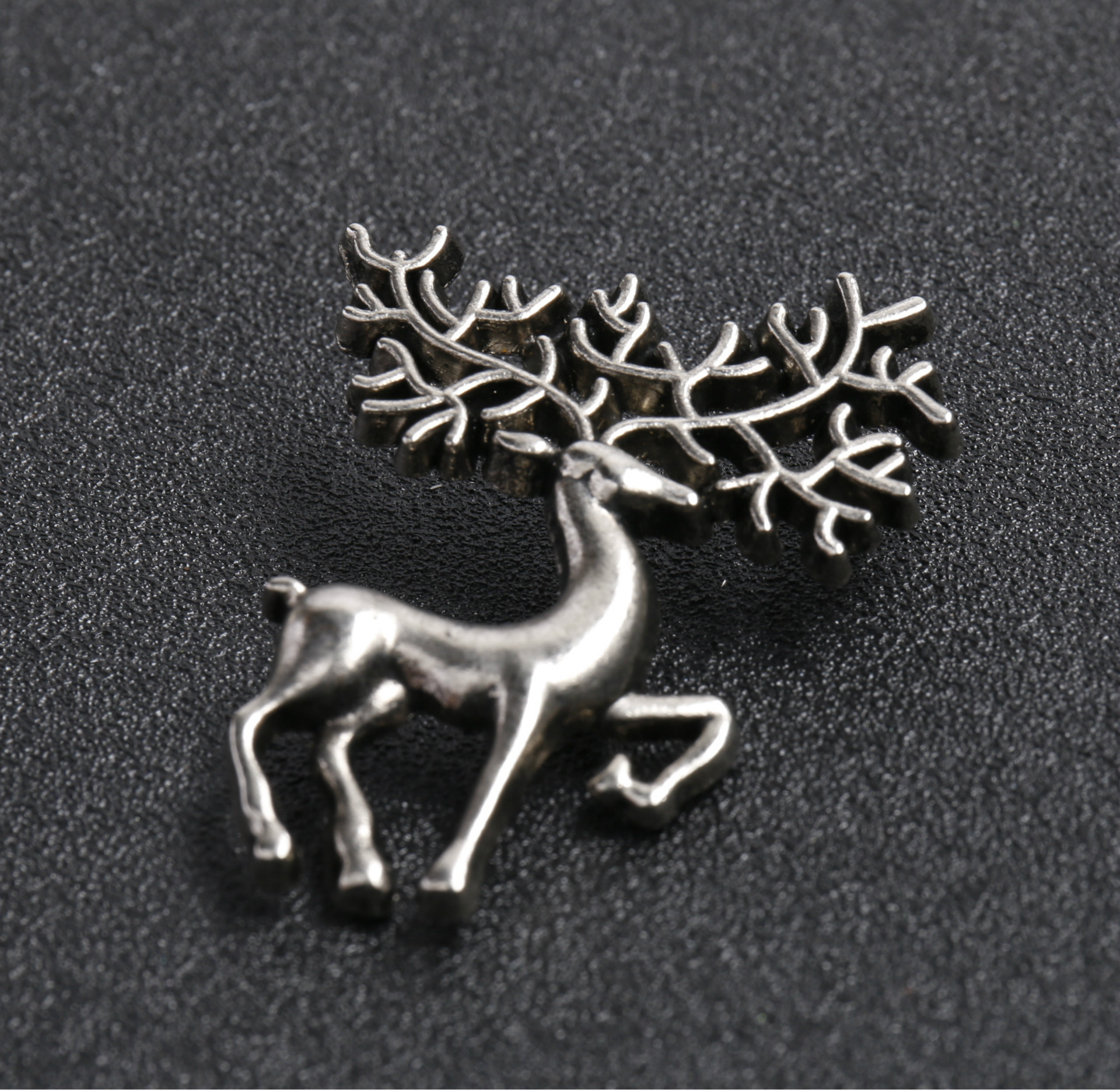 오래 된 실버 사슴 머리