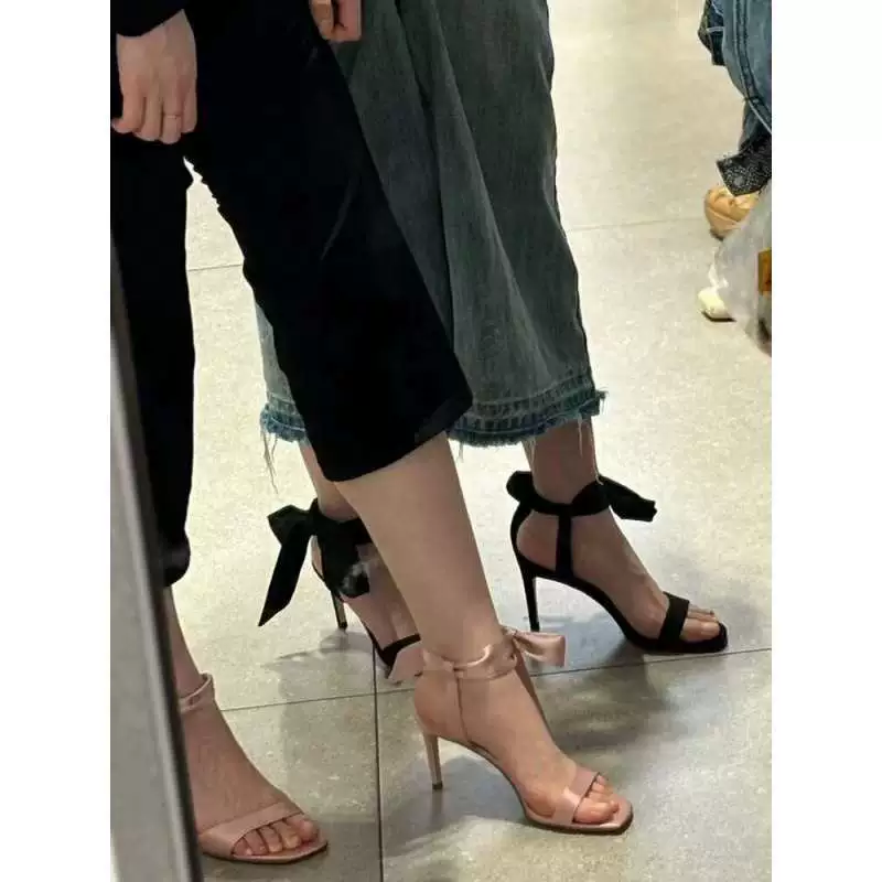 Французские атласные туфли на высоком каблуке с бантом и открытым носком, нишевые летние сандалии с одним ремешком для женщин, которые можно носить на улице