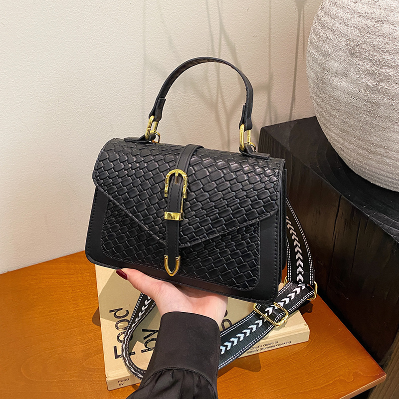 Moda de alto valor 2025 primavera nuevo estilo salvaje ins bolso de mensajero de un solo hombro este año temperamento popular pequeño bolso cuadrado femenino