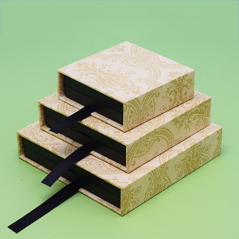 Fashion rice (with black box);7*7*2CM