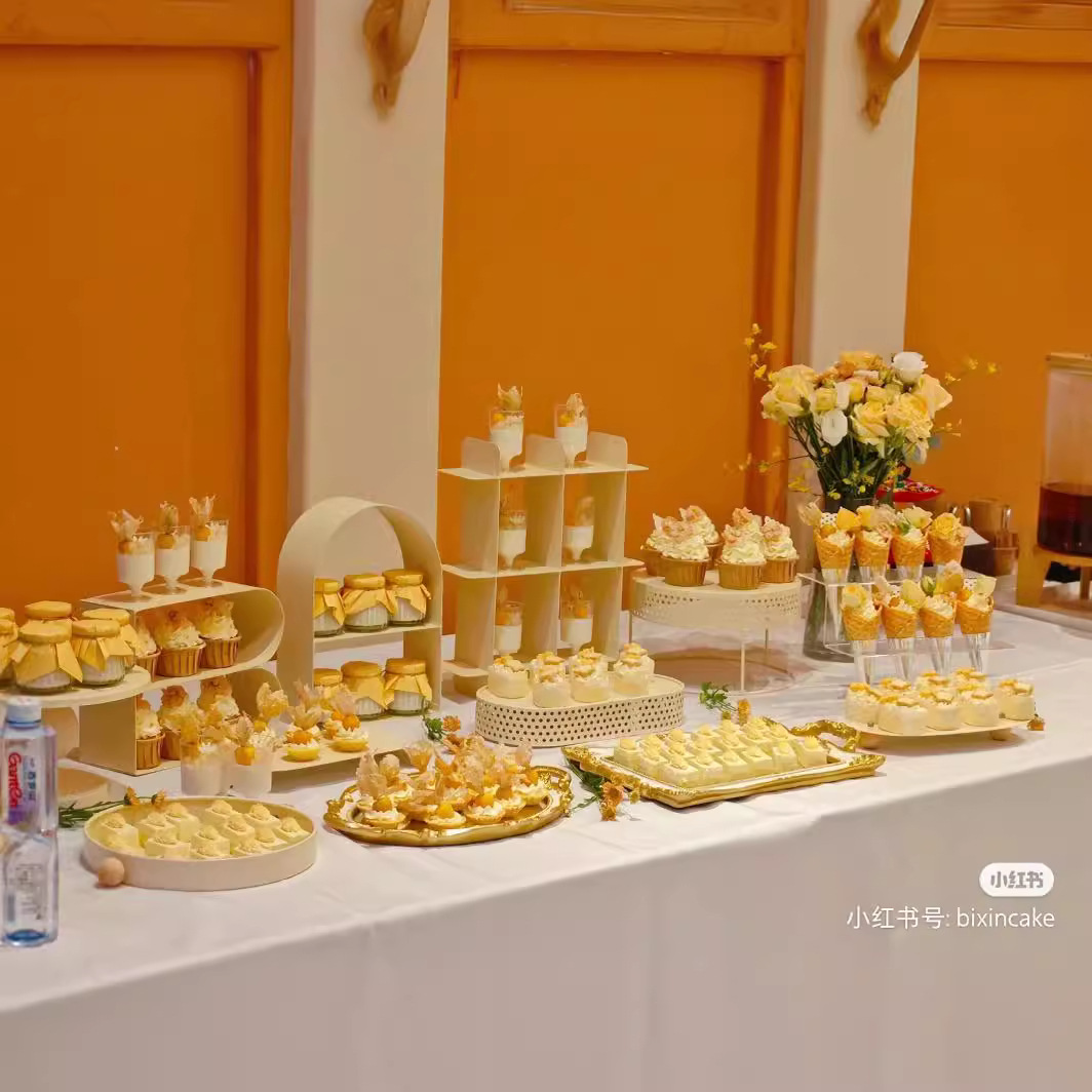 Tabla de postres de estilo blanco decoración estante de exhibición de bodas decoración estante de pastel de cumpleaños bandeja de refrigerio de hierro forjado