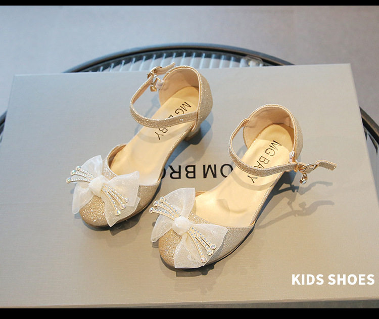 Versione coreana di tacchi alti e spessi con fiori alla moda e dolci, sandali per ragazze nuove estate 2023, scarpe per bambini_voghion.com
