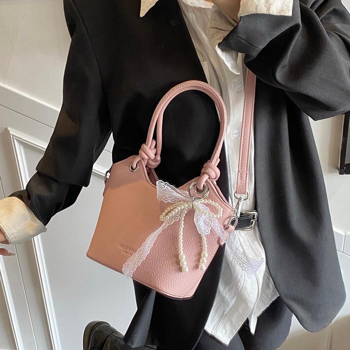 Bolso de cubo popular de este año para mujer 2025 nuevo bolso de mensajero de nicho de alta gama bolso de hombro de viajero súper caliente