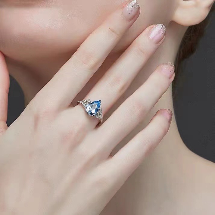 Elegante verstelbare ring in waterdruppelvorm met saffier_voghion.com