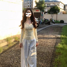 甜辣V领纽扣设计感小众长袖T恤女2026秋季正肩修身显瘦打底衫上衣