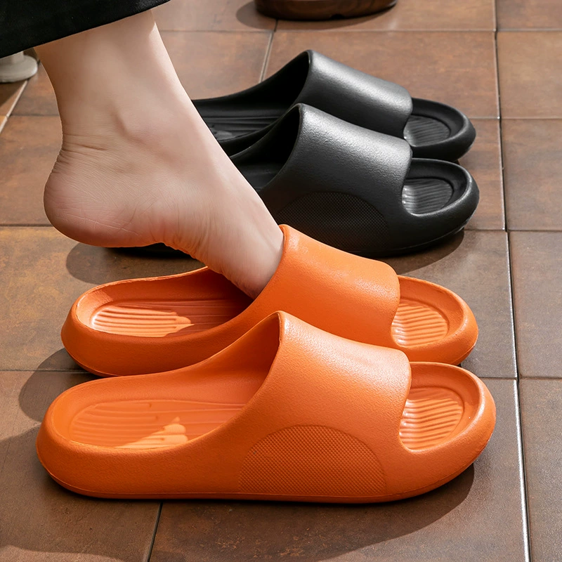 Ступать на фекалии тапочки женский 2025 новый крытый дом дом толстая подошва ванная комната купание противоскользящие домашние тапочки мужчины
