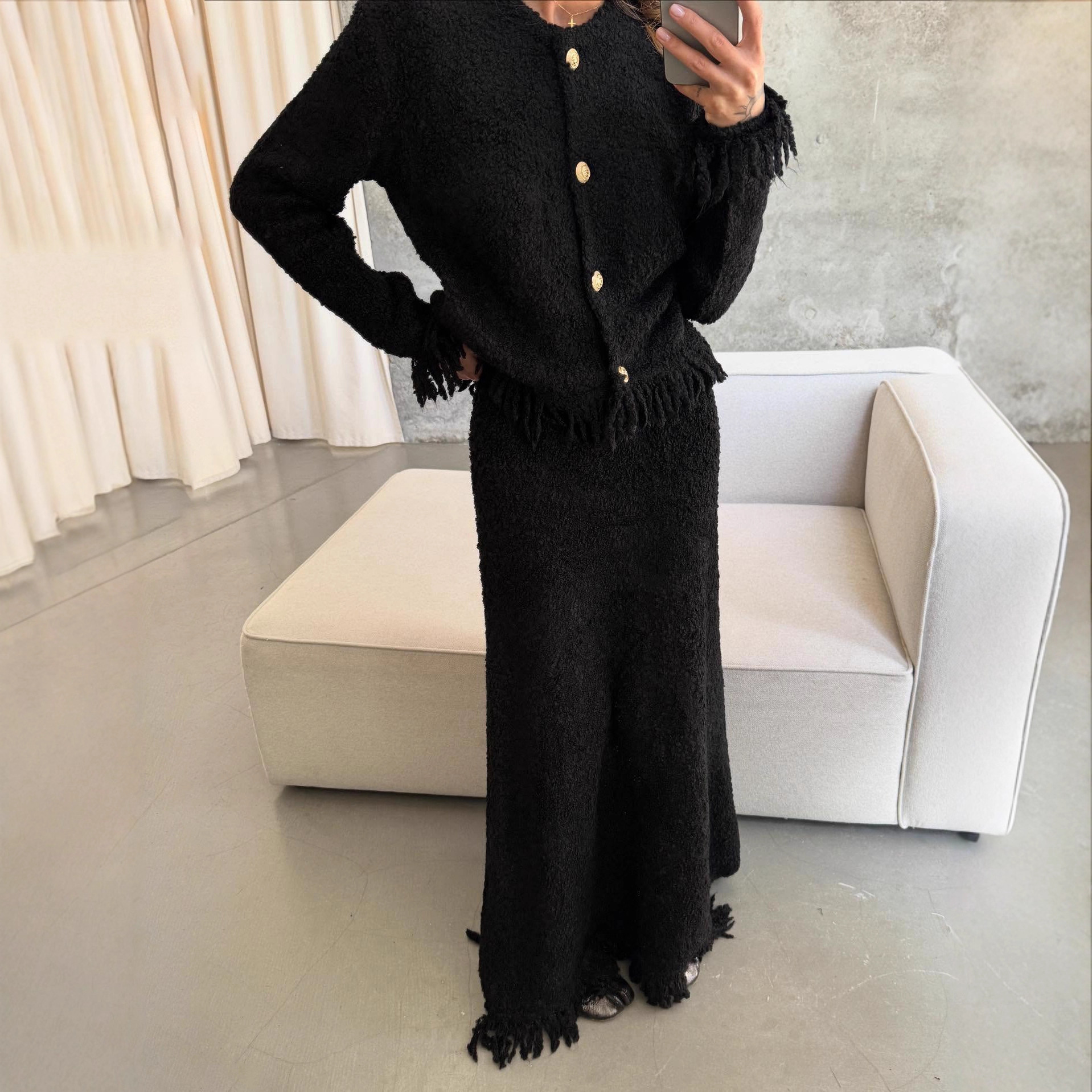 Completo cardigan in maglia a vita alta con frange e minigonna: morbida eleganza con un tocco parigino_voghion.com