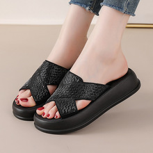 麂皮上线缝制软底舒适厚底夏季水钻中跟一字拖中年妈妈拖鞋松糕底