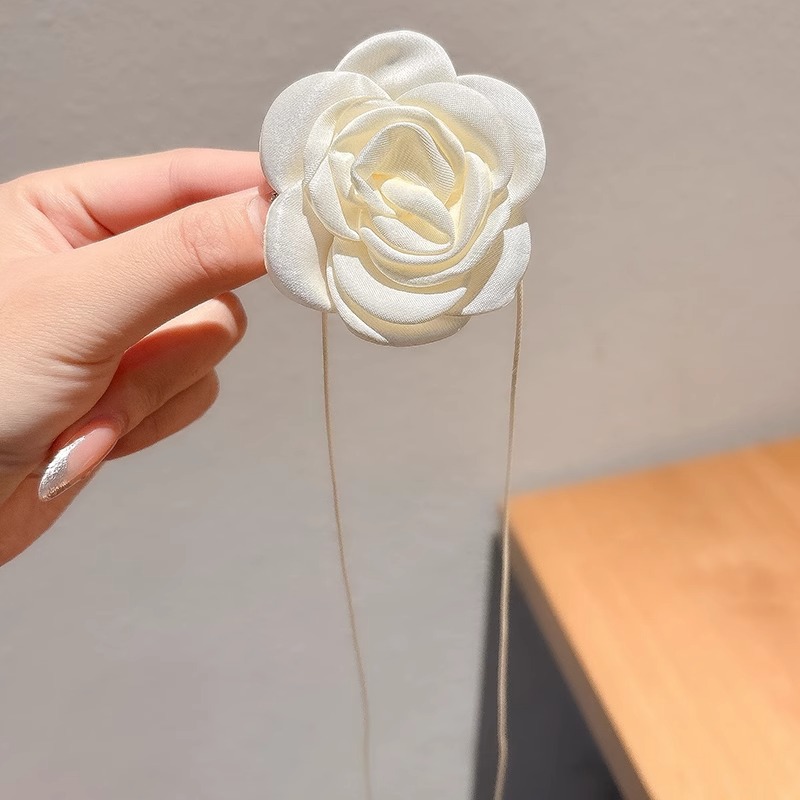 Collar con cuello de rosa Serie Camellia Choker Flores en blanco y negro Sexy clavícula French Sensation