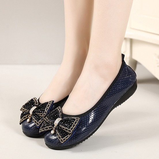 2026 verano nuevo diamante cómodo con suela suave perezoso un pie de arco de arco de arco negro simple zapatos profesionales negros