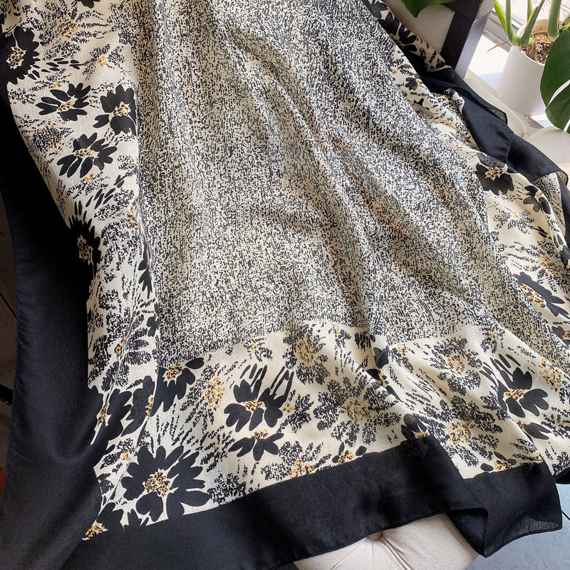 Comercio exterior transfronterizo cadena Totem algodón y lino sensación impresión grande bufanda cuadrada playa protector solar bufanda 135*135cm