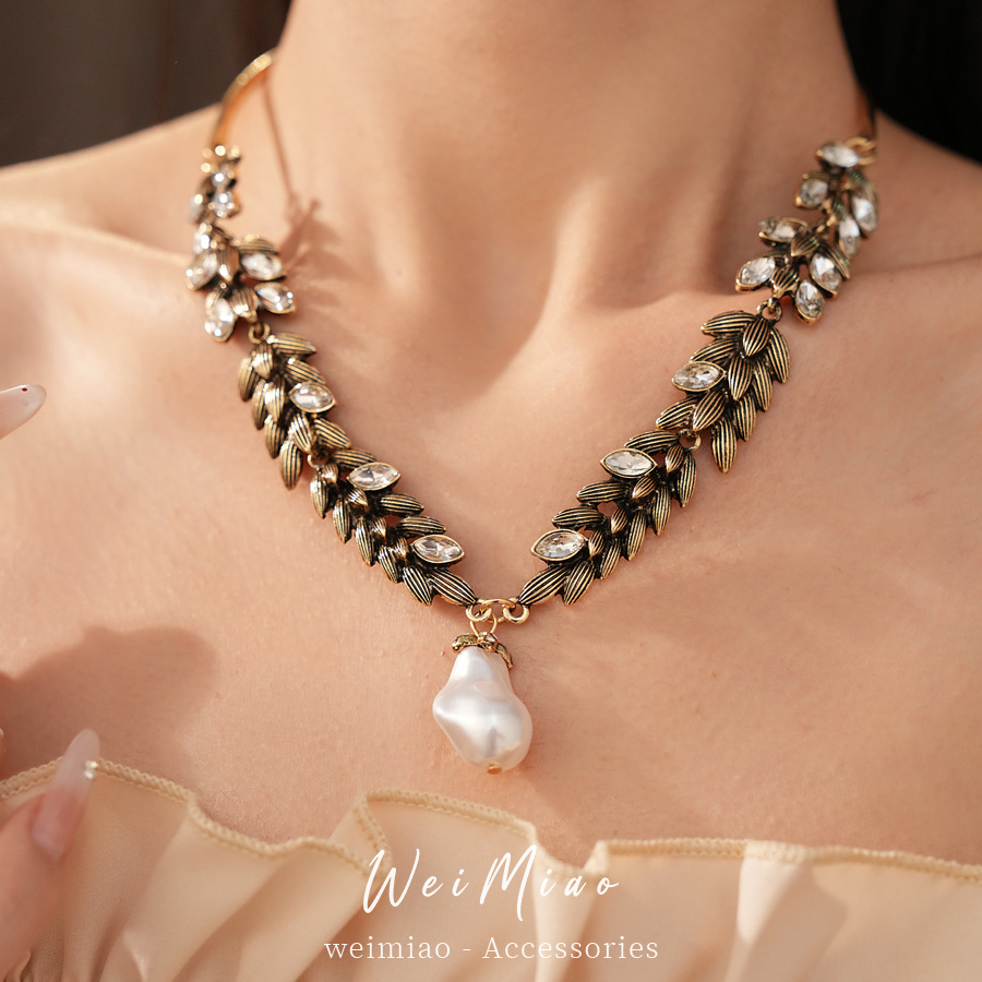 Collar de perlas de hoja de trigo vintage medieval de diamante ligero lujo nicho cadena clavícula de alta calidad conjunto de joyas