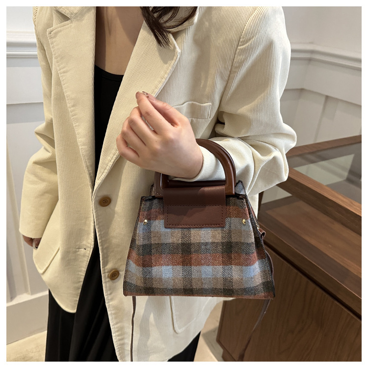 This is a trendy and stylish single-shoulder underarm bag with a contrasting color for the autumn of 2024. It features a unique design and is retro and individualistic undefined